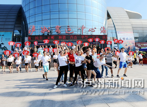 創(chuàng)文“快閃”。姚艾青 攝