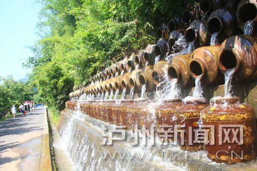 花田酒地景區(qū)酒壇倒出了水的靈動(dòng)。